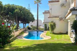 una piscina en el patio de una casa en Mijas Costa - Beachside Apartment-2, en La Cala de Mijas