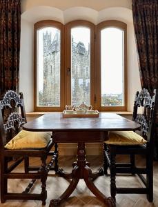 comedor con mesa y 2 sillas en Claregalway Castle en Claregalway