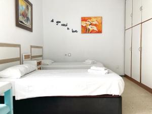 um quarto com 2 camas e um cartaz na parede em Nestor de la Torre I by Canary365 em Las Palmas de Gran Canaria
