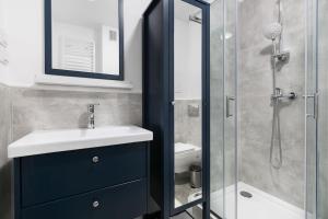 a bathroom with a sink and a shower at Mieszkanie blisko Zawiszy in Bydgoszcz +4 photos