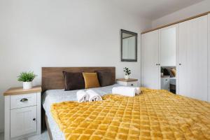 una camera da letto con un grande letto con due asciugamani di Mieszkanie blisko Zawiszy a Bydgoszcz