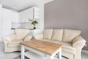 a living room with a couch and a table at Mieszkanie blisko Zawiszy in Bydgoszcz