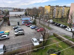 Apartament Parkowa Centrum في تارنوف: اطلالة جوية على موقف سيارات متوقفة