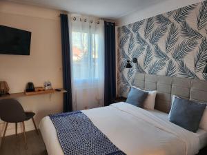 pokój hotelowy z łóżkiem i oknem w obiekcie Auberge la musardière w mieście Chagny