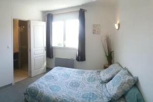 Schlafzimmer mit einem Bett und einem Fenster in der Unterkunft maison de rêve dans un écrin de verdure au calme in Eccica-Suarella