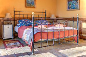 1 dormitorio con 1 cama de metal en una habitación en Willa Szara Sowa en Stare Juchy