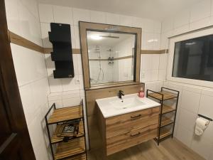 ein Bad mit einem Waschbecken und einem Spiegel in der Unterkunft stylisches Zimmer Nr 2 in Kleve in Kleve