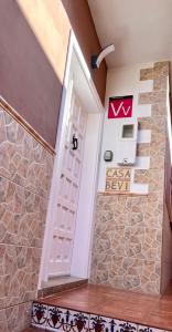 una stanza con una porta bianca e un muro in pietra di Casa Vacacional Bevi - Tenerife Norte a Los Realejos