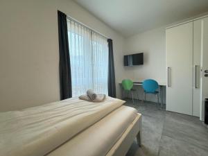 Un dormitorio con una cama y una mesa y sillas. en Strandloft-Frieshörn, en Dangast