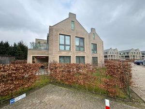 una casa con una valla delante en Strandloft-Frieshörn, en Dangast