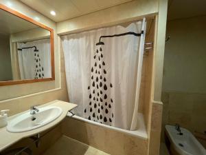 Ванна кімната в SEGUNDA PLANTA EN URB. JARDINES DE ISLA CANELA BY SIT ISLA CANELA