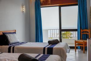 una camera da letto con due letti e una finestra di Old Town Apartment Panoramic NearThe Beach ad Albufeira Altre 79 foto