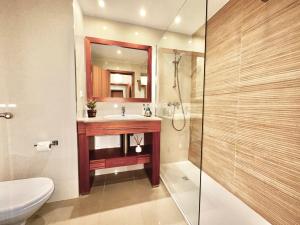 Ένα μπάνιο στο Luxury Seaview Apartment +37 φωτογραφίες