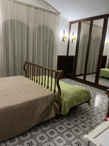 Schlafzimmer mit einem Bett und einem Spiegel in der Unterkunft FONDAZIONE VILLA POINT ONLUS in San Felice Circeo