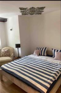 Ένα ή περισσότερα κρεβάτια σε δωμάτιο στο Tolle Inselwohnung mit Seeblick