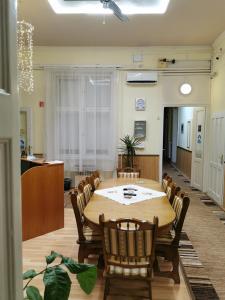 una sala de conferencias con mesa de madera y sillas en Baross-hat 5, en Szolnok