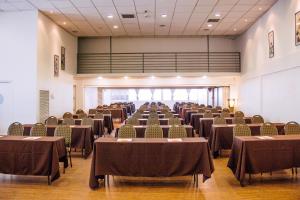 uma grande sala com mesas e cadeiras em Hotel Nippon y Centro de Eventos em Santiago