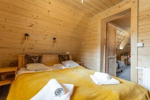 1 dormitorio con 1 cama en una cabaña de madera en Domek Siuster w regionalnym stylu z widokiem na góry - doskonała lokalizacja, niedaleko Term Bukovina, en Bukowina Tatrzańska