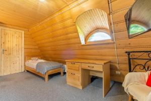Krevet ili kreveti u jedinici u objektu Domek Siuster w regionalnym stylu z widokiem na góry - doskonała lokalizacja, niedaleko Term Bukovina