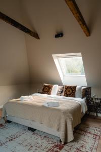 1 dormitorio con cama y ventana en Pieks Noordlaren en Noordlaren