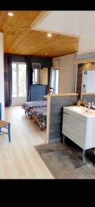 Posezení v ubytování Gîte Les Chardons Bleus , les pieds dans l’eau