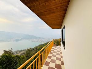 einen Blick vom Balkon eines Hauses mit kariertem Boden in der Unterkunft Mountain View cafe in Pokhara