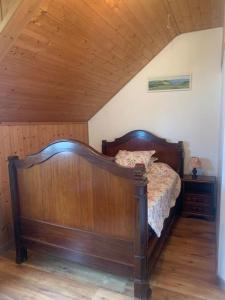 Postel nebo postele na pokoji v ubytování Gîte Les Chardons Bleus , les pieds dans l’eau