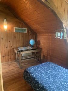 Postel nebo postele na pokoji v ubytování Gîte Les Chardons Bleus , les pieds dans l’eau