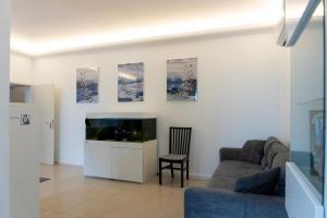 sala de estar con sofá y TV en Sunny Side - Apartment by Comfort Housing, en Falkensee