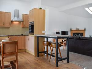 een keuken met een tafel en stoelen in een kamer bij The Crofts in Winsford