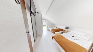 Habitación pequeña con 2 camas y ventana en Villa Four Stars ART-PE en Trebnje