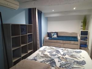 1 dormitorio con 2 camas y 1 cama con paredes azules en Superbe loft 52 m2 où tout est accessible à pied en Port-Vendres