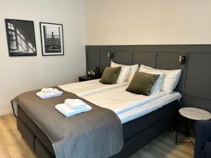 una camera con due letti e asciugamani di Hotell Esplanad a Växjö