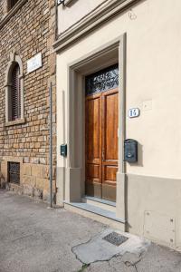 フィレンツェにあるCADORNA Rooms in Florenceの看板付きの建物の木製ドア