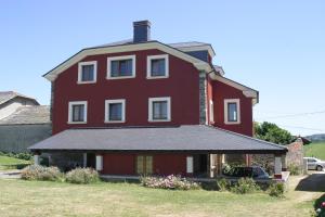a red house with a gambrel roof at Casa Fonso in Villapedre