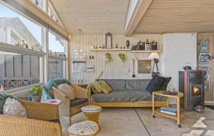 Una sala de estar con un sofá y una chimenea. en 4 Bedroom Beautiful Home In Pandrup, en Pandrup