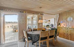 Una cocina y un comedor con mesa y sillas. en 4 Bedroom Beautiful Home In Pandrup, en Pandrup 18 fotos más