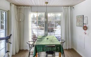 comedor con mesa verde y sillas en Lovely Home In kersberga With Wifi, en Åkersberga