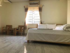 een slaapkamer met een groot bed en een raam bij Peaceful Mountain Homestay in Ha Giang