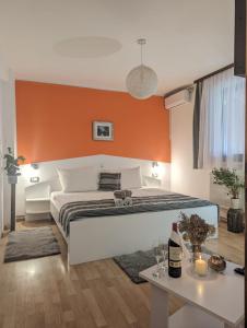 1 dormitorio con 1 cama con pared de color naranja en Villa Iva en Rakovica