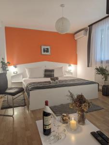 une chambre avec un grand lit avec un mur orange dans l'établissement Villa Iva, à Rakovica
