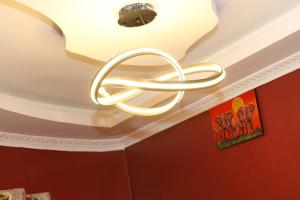 un lustre en or suspendu au plafond dans l'établissement Banana Hills Haven, à Narok