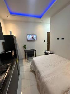 una camera con letto e soffitto blu di Suite moderna “vieja kennedy” a Guayaquil