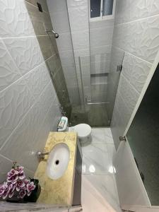 un piccolo bagno con servizi igienici e doccia di Suite moderna “vieja kennedy” a Guayaquil