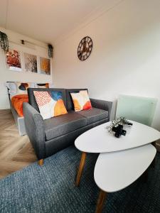 Posezení v ubytování R2 - Private Room in Modern Shared Apartment, Each with Kitchenette, Central Birmingham