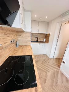 Kuchyň nebo kuchyňský kout v ubytování R2 - Private Room in Modern Shared Apartment, Each with Kitchenette, Central Birmingham