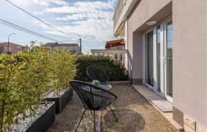 eine Terrasse mit einem Stuhl auf dem Balkon in der Unterkunft Lovely Apartment In Jadranovo With Wifi in Jadranovo