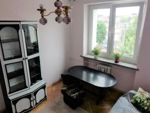 a living room with a black table and a window at Apartament Szczytno centrum in Szczytno