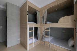 En eller flere senger på et rom på Terumahouse 照間