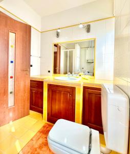 La salle de bains est pourvue de toilettes, d'un lavabo et d'un miroir. dans l'établissement Hostdomus - Pietra Blu, à Pietra Ligure